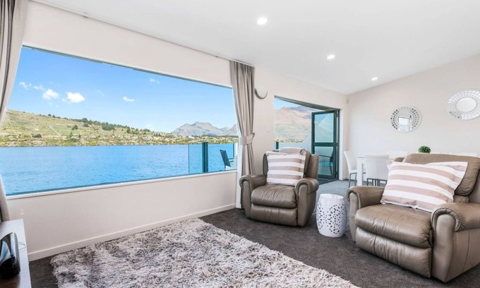 Queenstown Apartment | LAKEFRONT LIVING AT REMARKABLES - EAST