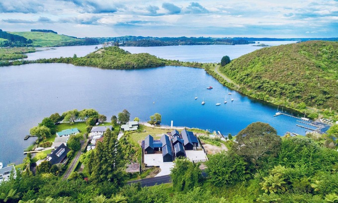 Tikitere House | Lakefront Living - Lake Rotoiti Holiday Home
