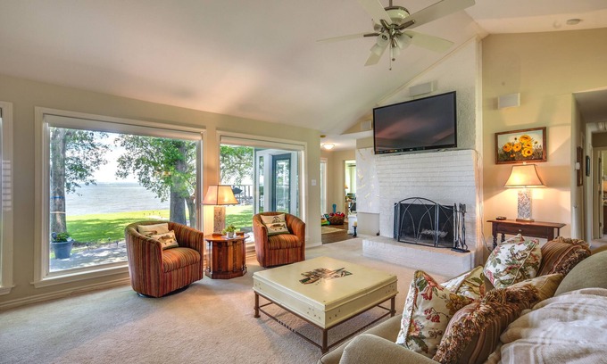 West Livingston House | Lakefront Livingston Vacation Rental w/Boat Dock!