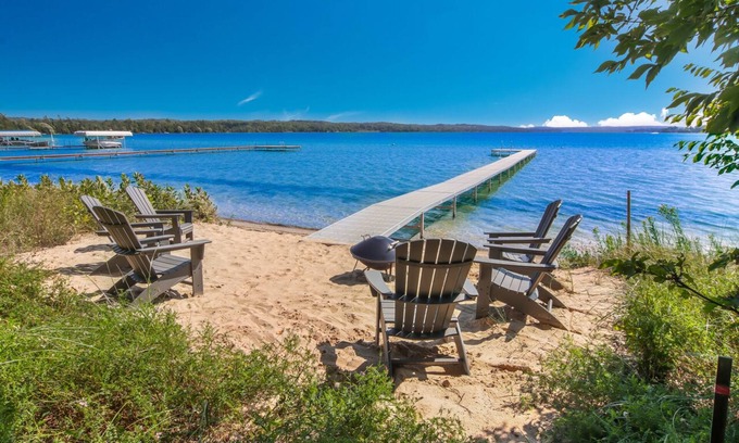 Leland Cottage | LAKEFRONT Location Location Location High Quality Experience 2.3 miles 2 Leland