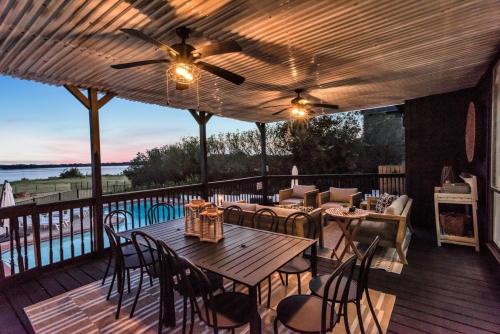 Rowlett Villa | Lakefront Luxe 6BR 4,5BA Holiday Home with Pool & Hot Tub