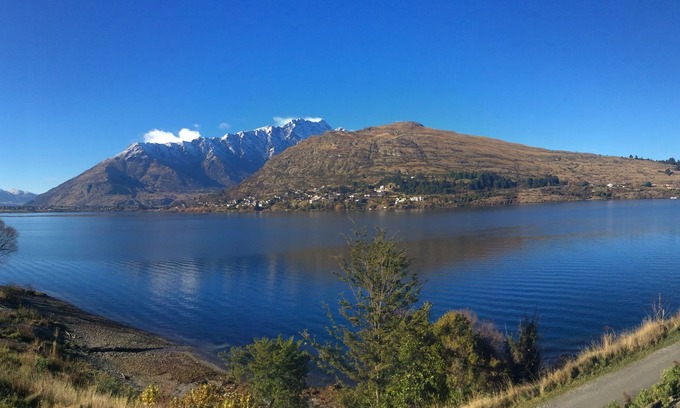 Queenstown Apartment | Lakefront Luxurious 2 Bedroom Apartment