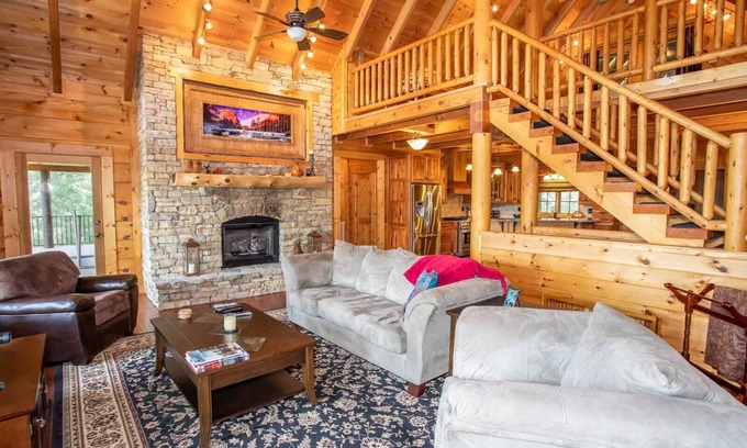 Wilkesboro Cabin | Lakefront Luxury Log Home near Downtown