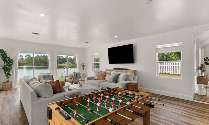 Country Club Estates House | Lakefront Luxury Rental