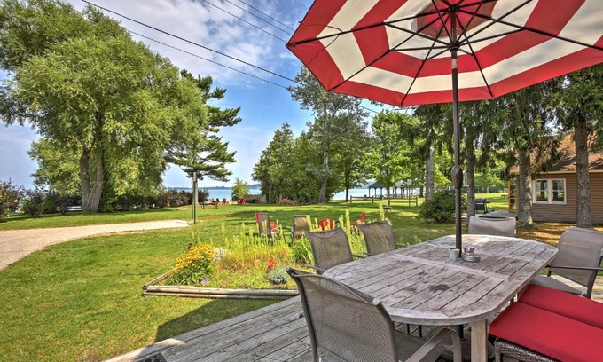 Suttons Bay House | Lakefront Manitou Cottage Less Than 1 Mi to Downtown!