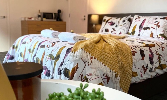 Frankton Apartment | Lakefront Marina Studio