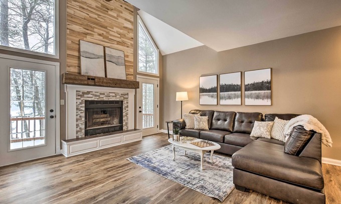 Minocqua House | Lakefront Minocqua Getaway: Dock, Game Room!