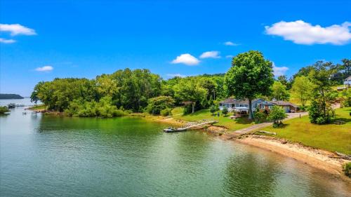 Dandridge House | Lakefront Mountain Oasis