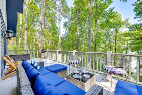 Unaka House | Lakefront Murphy Getaway with Deck, Dock and Kayaks!