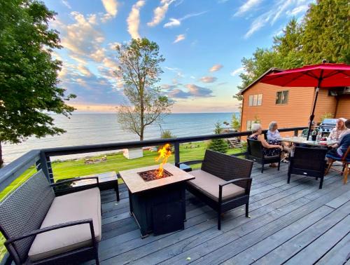 Sodus House | Lakefront Oak Cottage Hot Tub & Fire Pit