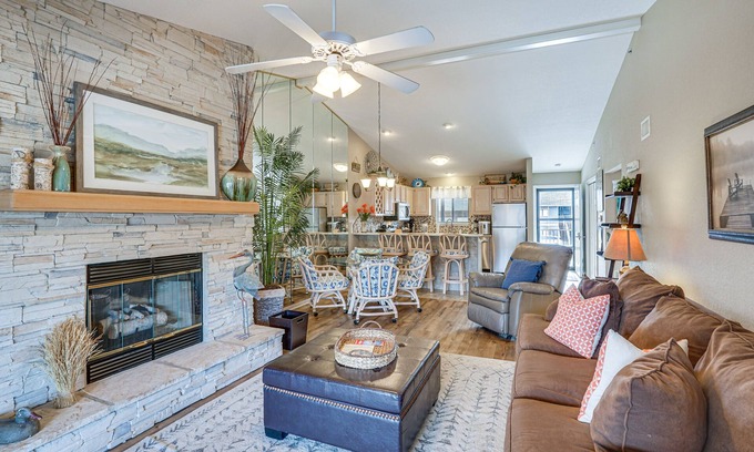 Osage Beach Condo | Lakefront Osage Beach Abode w/Grill & Pool Access