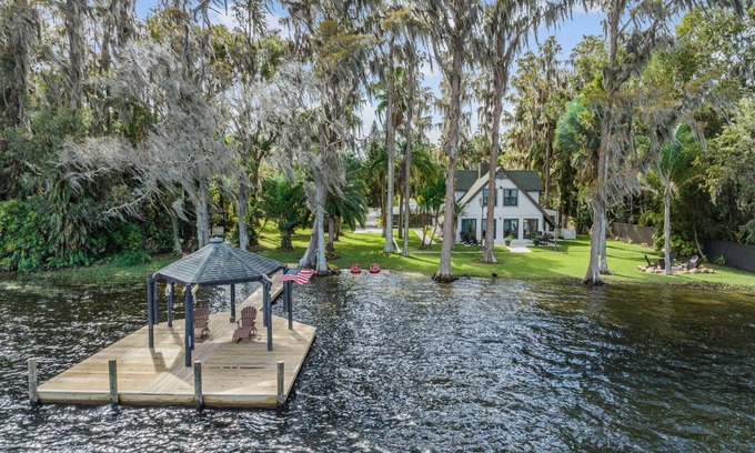 Land O' Lakes House | Lakefront Paradise Seasonal Getaway