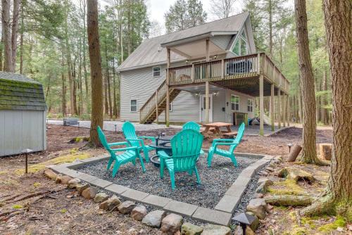 Blakeslee House | Lakefront Poconos Cabin with Deck and Game Room