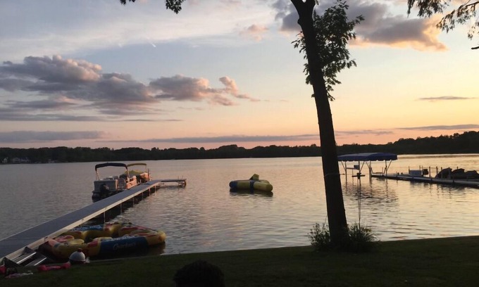 Fennville House | Lakefront,pool/ shuffleboard, hottub ,bikes,wineries,outdoor gas firepit, kayak