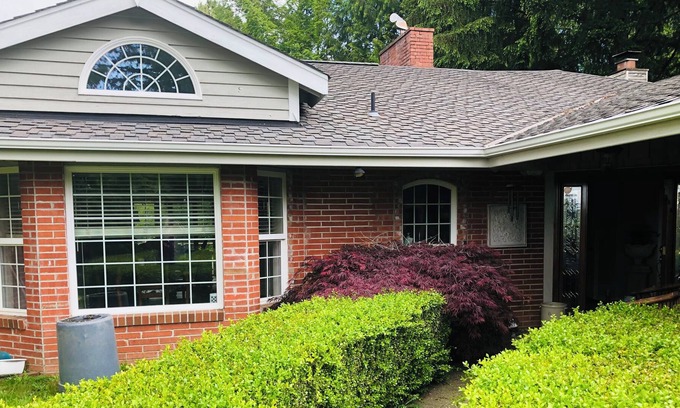 Artondale House | Lakefront private 2 bedroom home 5 mins to waterfront & close to everything!