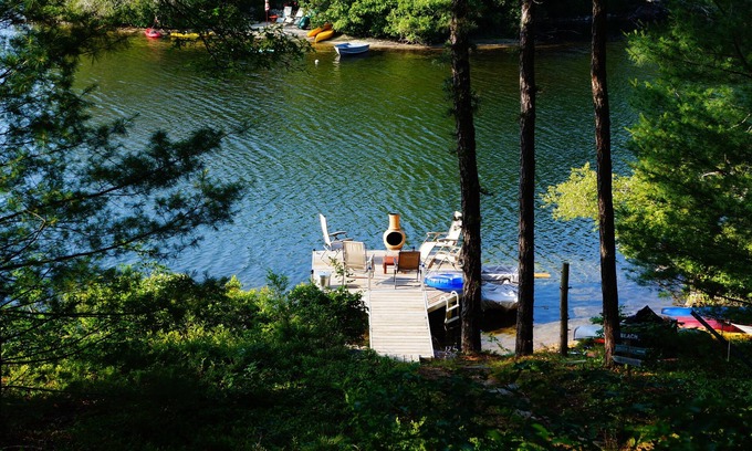 East Falmouth House | Lakefront, Private Dock, New Reno, Outdoor Shower, Firepit, Bocce court, etc.