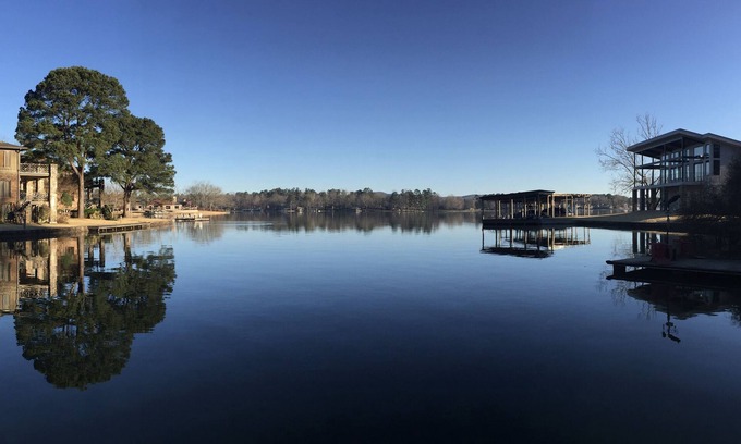 Lake Hamilton House | Lakefront rental, beautiful for a fall getaway! Super location and views!