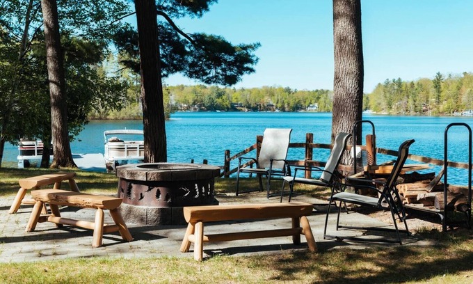 Mayfield Condo | Lakefront Resort Retreat-Pontoon & SUP Rentals