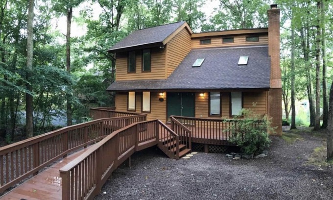 Locust Grove House | Lakefront retreat with huge screened-in porch