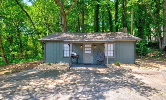 Newnan Apartment | "Lakefront Retreat – Rustic Escape for Couples, Creatives, & Remote Workers"