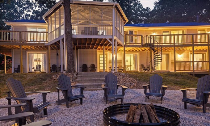 Almo House | Lakefront Retreat w/Pvt Dock, Game Room, Hot Tub, Kayaks