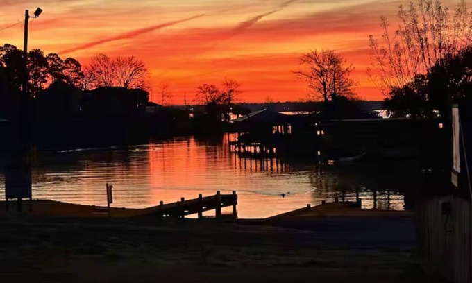 West Livingston House | Lakefront retreat with pickleball, boat launch, putting green, pool table & stunning lake views!