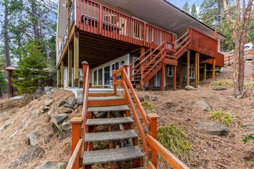 Worley House | Lakefront Seclusion