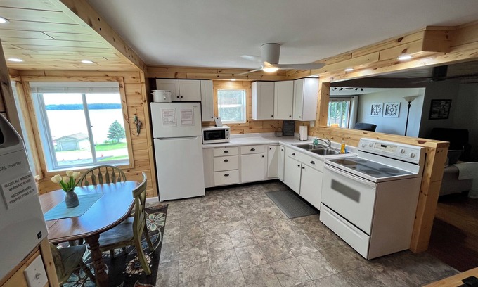 Arbor Vitae House | LAKEFRONT, SECOND-FLOOR, IMMACULATE SUITE with SPECTACULAR VIEWS