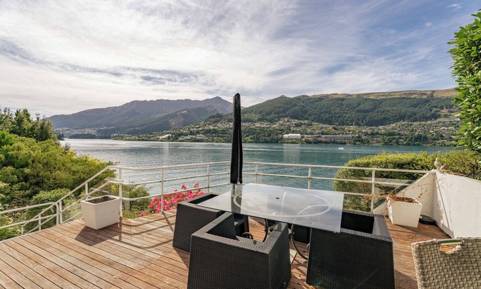 Kelvin Heights House | Lakefront Serenity - Queenstown Holiday Home