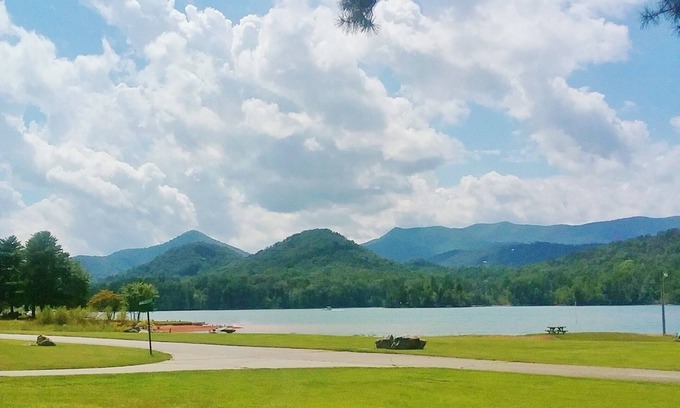 Hiawassee House | LAKEFRONT - "Sitting Rock" on Lake Chatuge - Hiawassee, Georgia
