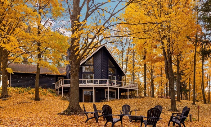 Gaylord Cottage | Lakefront Spacious Cottage with Sandy Beach, Kayaks and Games!
