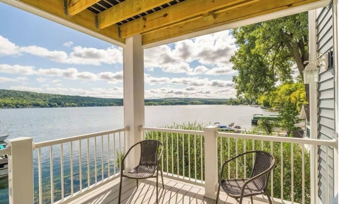 Scottsburg Apartment | Lakefront Sunrise Suite 2