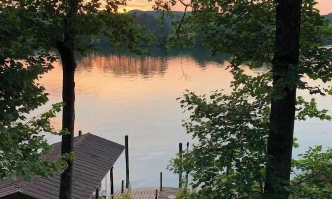 Spring City House | Lakefront Sunset Harbor on Watts Bar Boathouse and Dock