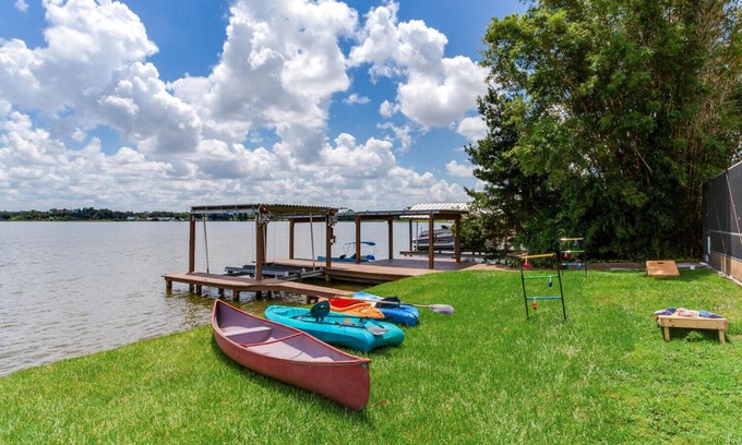Orient Park House | Lakefront Tampa/Heated Pool/Sunrise Views/Kayaks/Games/Outdoor Bar/Sleeps 10