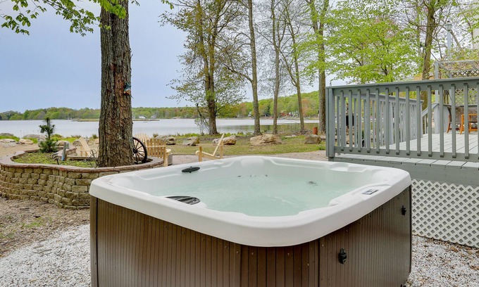 Tobyhanna Cottage | Lakefront Tobyhanna Cottage w/ Private Hot Tub!
