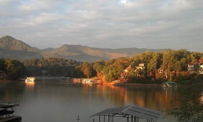 Nantahala Bay House | LAKEFRONT TOWN HOME IN DOWNTOWN HIAWASSEE