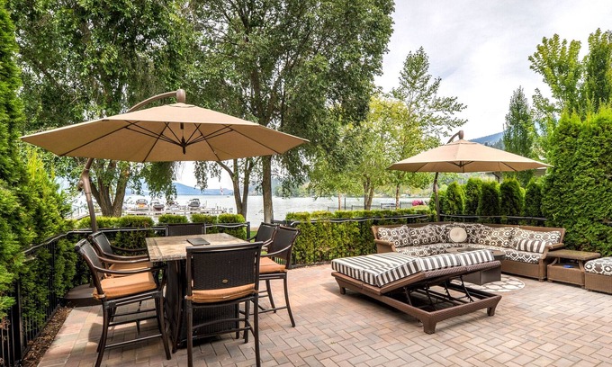 Central Okanagan House | Lakefront Townhouse on beautiful Wood Lake