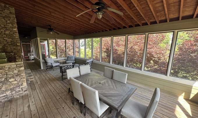 Guntersville House | Lakefront Treehouse on Lake Guntersville w private dock access