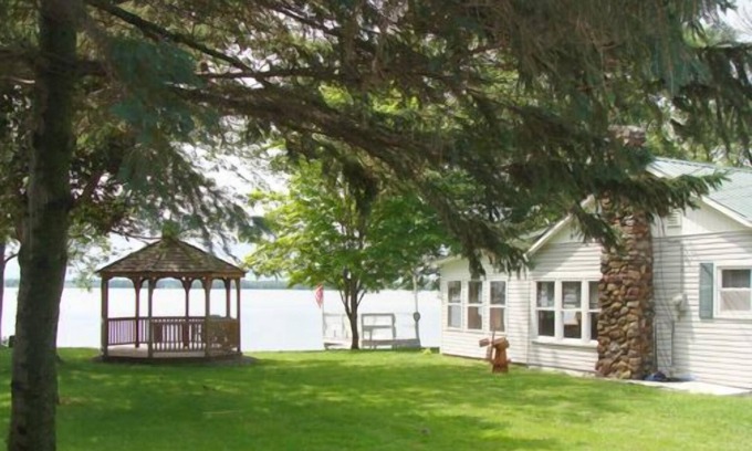 Champlain Cottage | Lakefront vacation rental-Welcome leaf peepers!