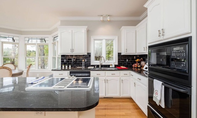 Steele Creek House | Lakefront villa with pool