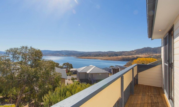 East Jindabyne House | Lakehaus - 2/11 Rainbow Drive