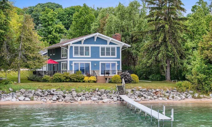 Suttons Bay House | LakeHaus Vibes + Hot Tub