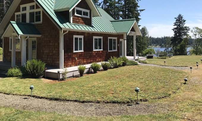 Clinton House | Lakehome Island Getaway