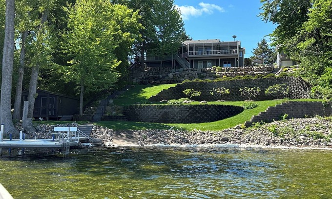 Annandale House | Lakehouse + Guesthouse Retreat with hot tub - Pontoon & Jet Ski Rental