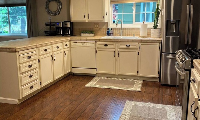 Lakehead-Lakeshore House | Lakehouse on Shasta Lake. Family/pet friendly home!