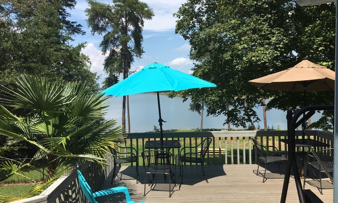 Anderson House | Lakehouse Retreat with dock, paddle boat, canoe & kayaks! Now have Gas Grill