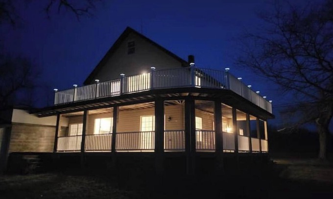 Ripley House | Lakehouse Vineyard on Lake Erie!