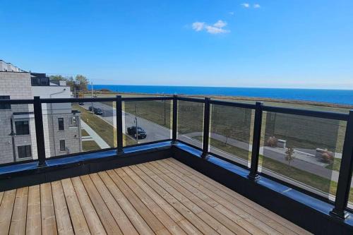 Clarington Villa | Lakehouse with Rooftop View - Long-Term Only