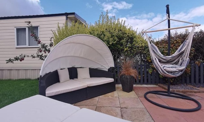 Overstone House | Lakes and woodlands hiking Overstone Holiday Park