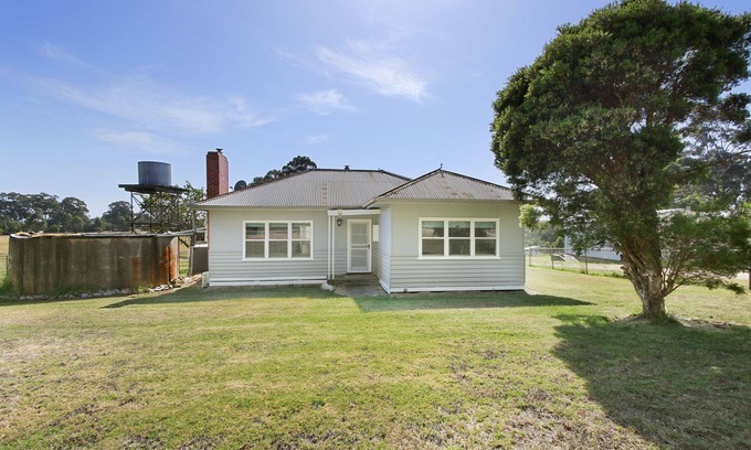 Lakes Entrance Cottage | Lakes Cozy Cottage - Cozy pet-friendly cottage ideal for families and groups